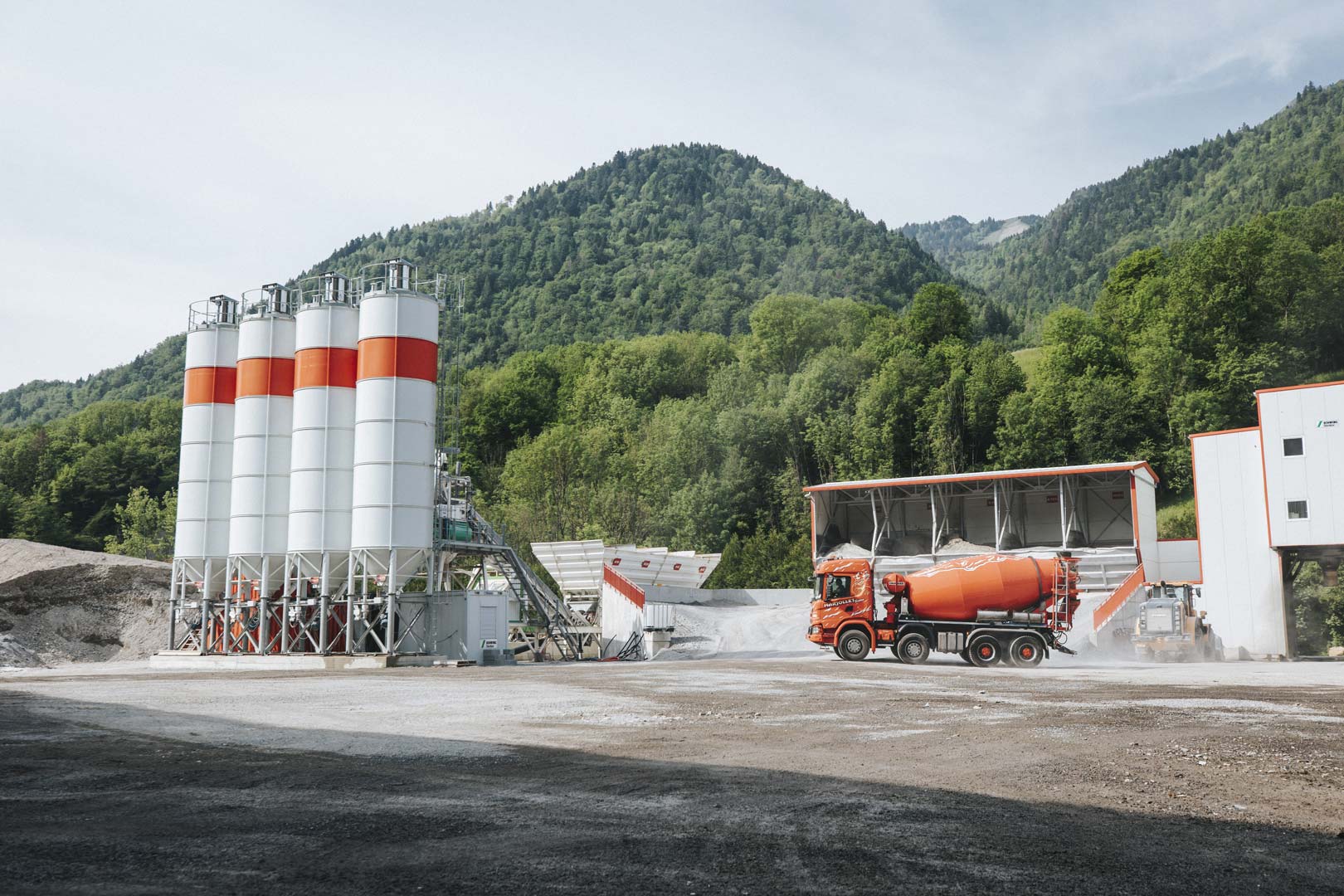 Centrale à béton et moyens adaptés