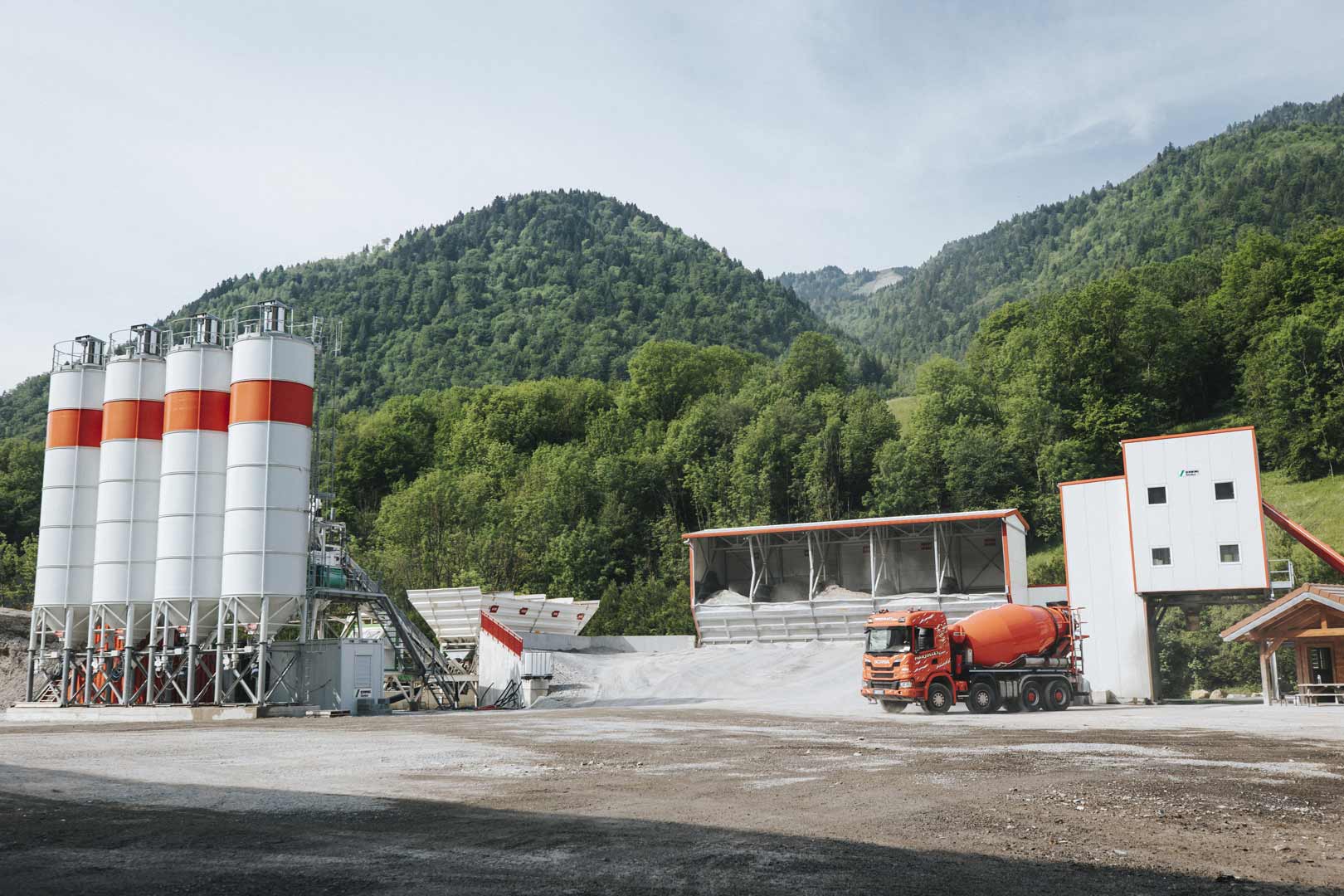 Vue des silos et centrale à béton