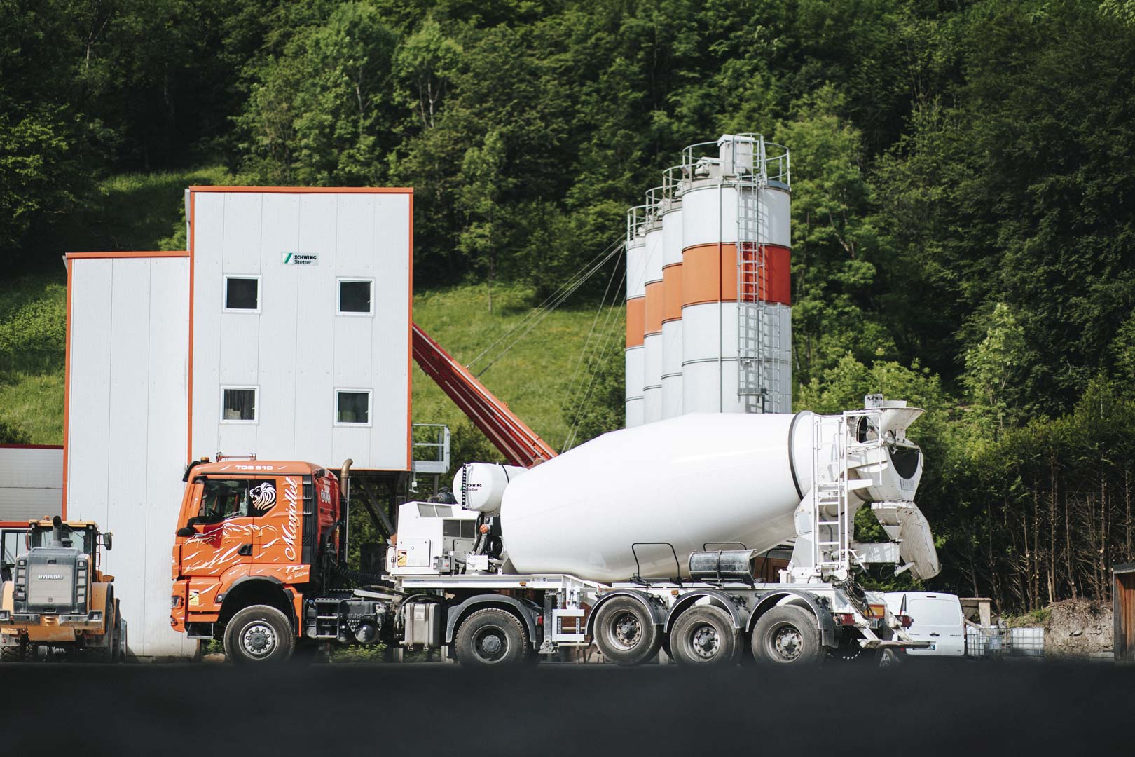 Centrale à béton avec camion toupie Marjollet