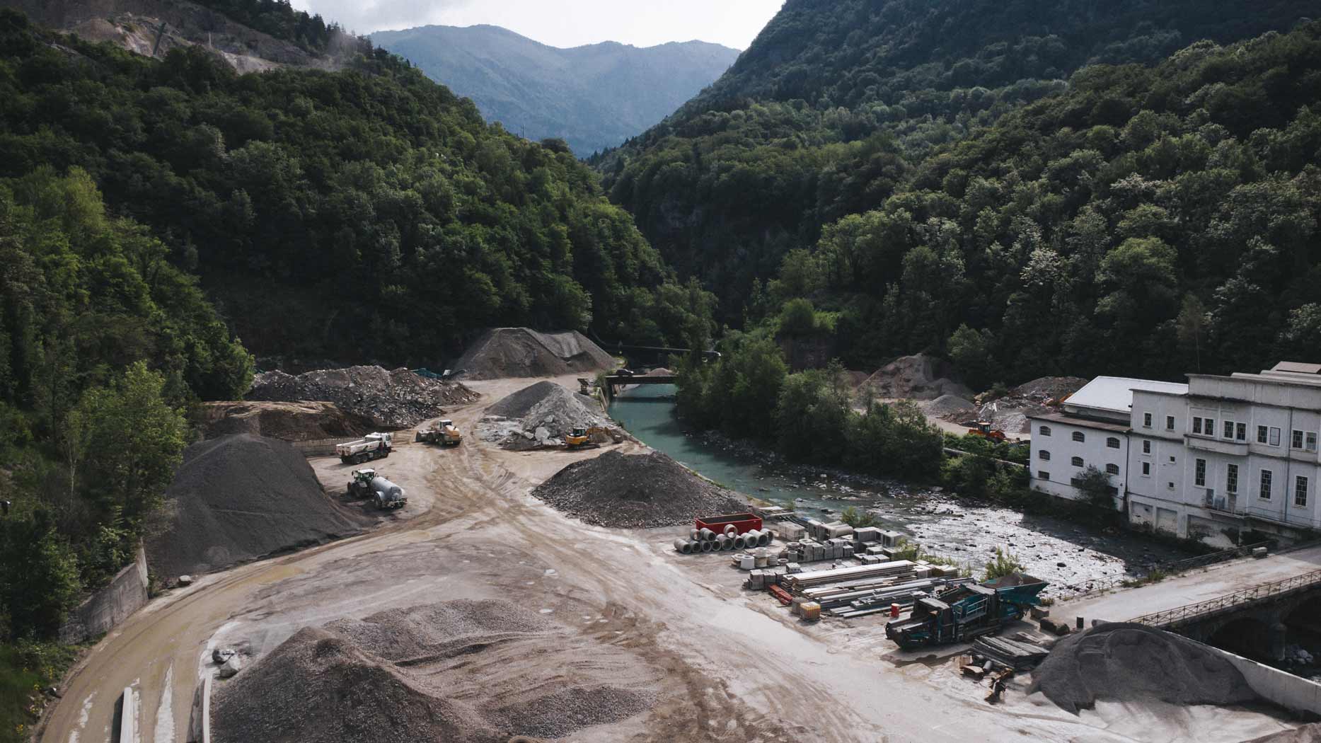 Vue drone de la plateforme de recyclage en montagne