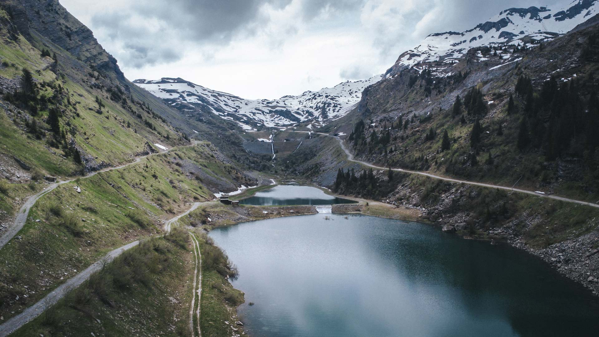 Travaux de construction dans un environnement montagne