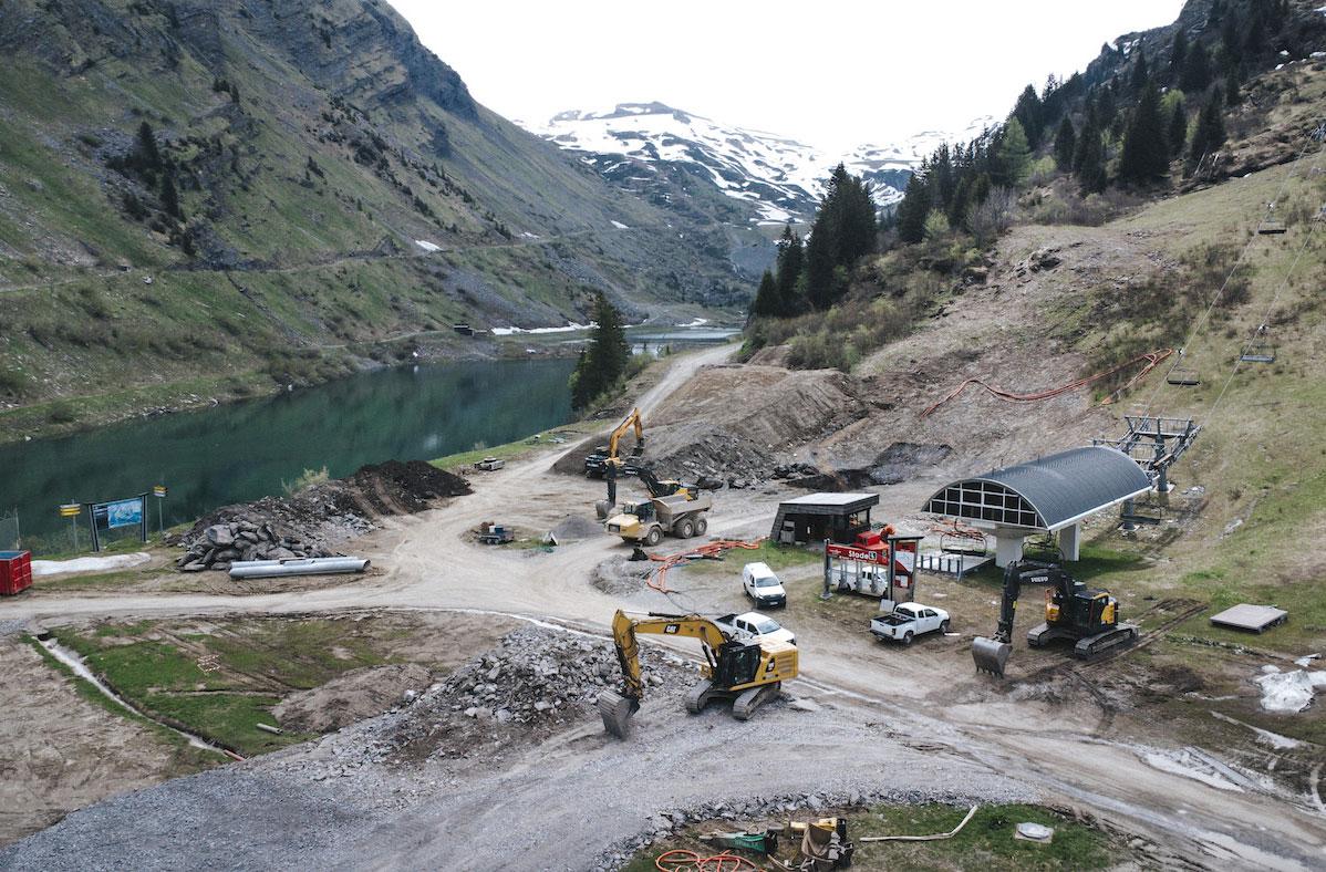 Vue d'un chantier à proximité d'une remontée mécanique