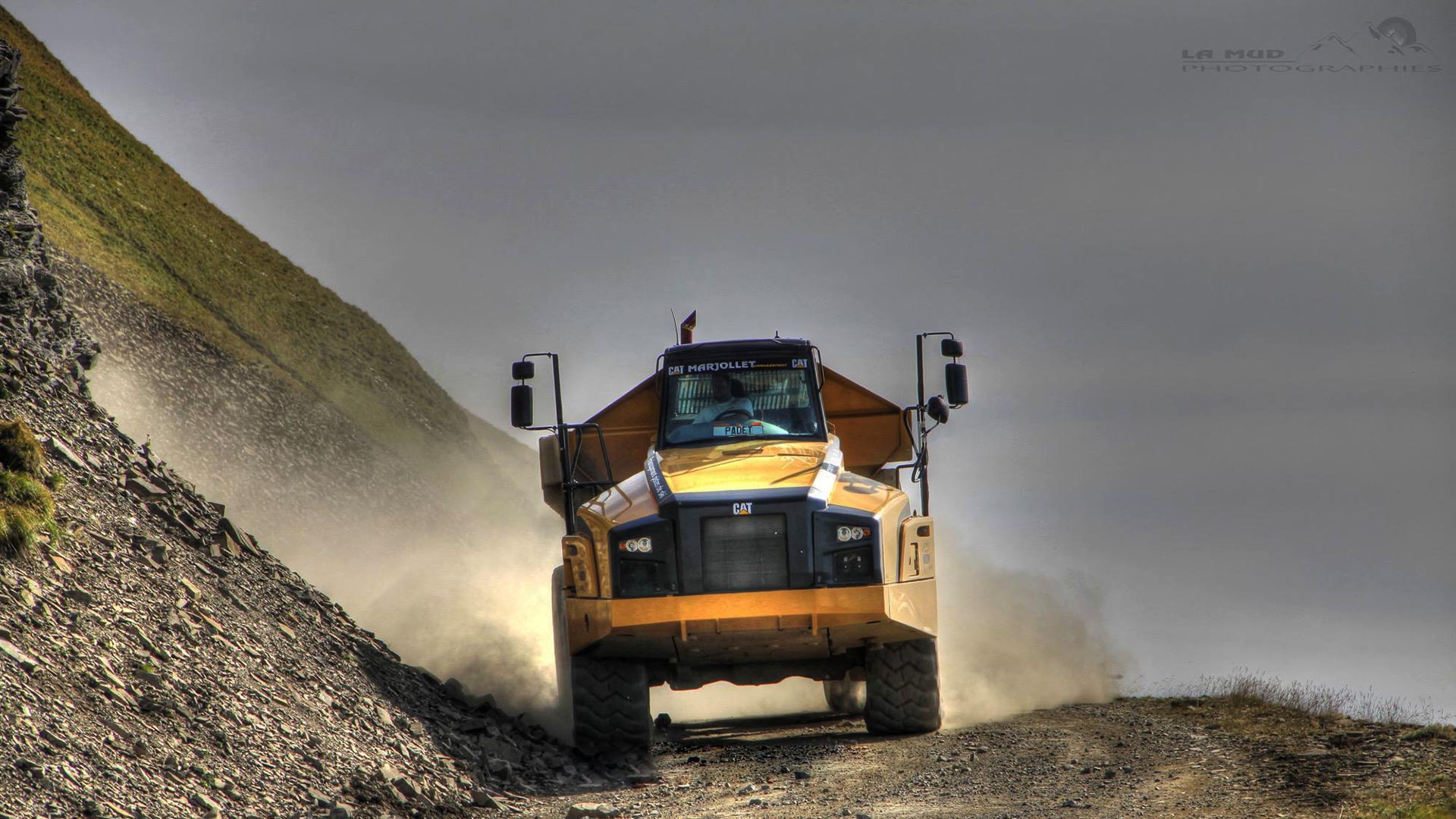 Camion marjollet TP sur un chantier